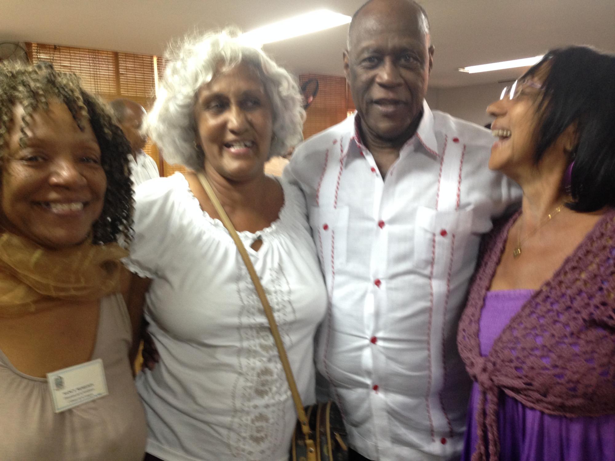 La poeta Nancy Morejón junto a las sobrinas de Miguel Matamoros, quienes flanquean a Ventura