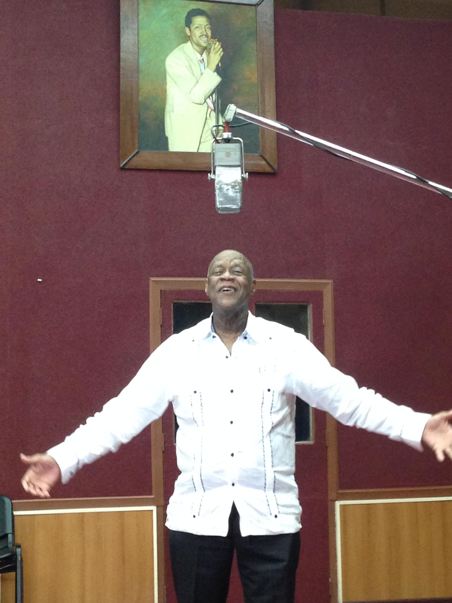 Johnny Ventura, en el histórico estudio Benny Moré de Radio Progreso