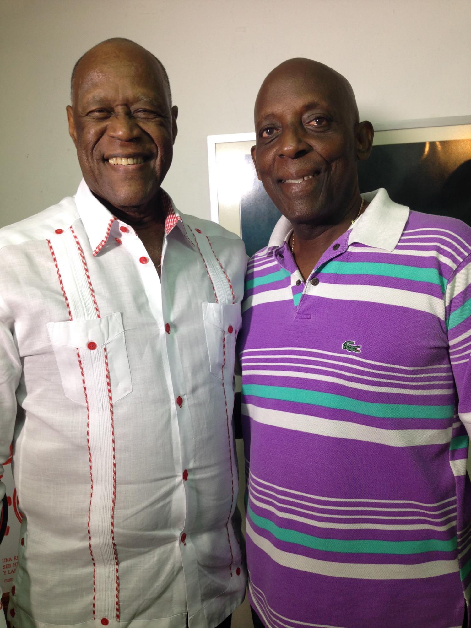 Junto al hijo de Barbarito Diez, idéntico a su padre, el gran danzonero de Cuba.