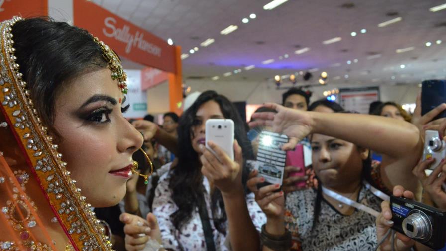 El multimillonario negocio de la obsesión por la piel clara en la India