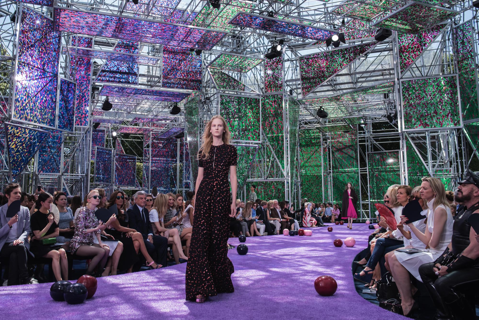 Una modelo luce una creación de la colección otoño-invierno 2015/2016 de Christian Dior durante un desfile de la casa en París, el lunes 6 de julio del 2015. (AP Foto/Kamil Zihnioglu)