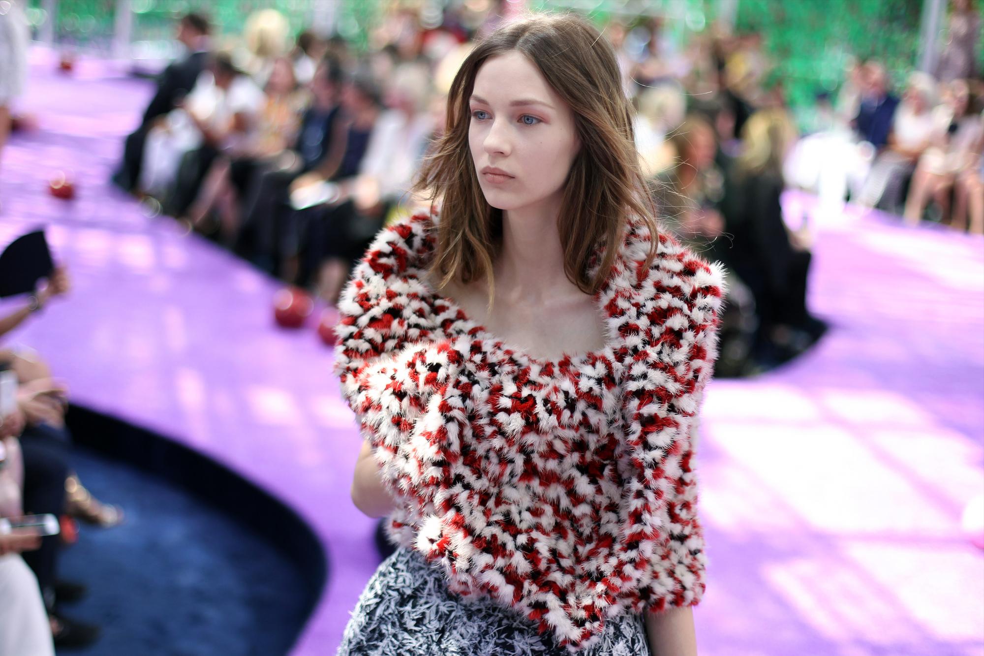 Una modelo luce una creación de la colección otoño-invierno 2015/2016 de Christian Dior durante un desfile de la casa en París, el lunes 6 de julio del 2015. (AP Foto/Thibault Camus)