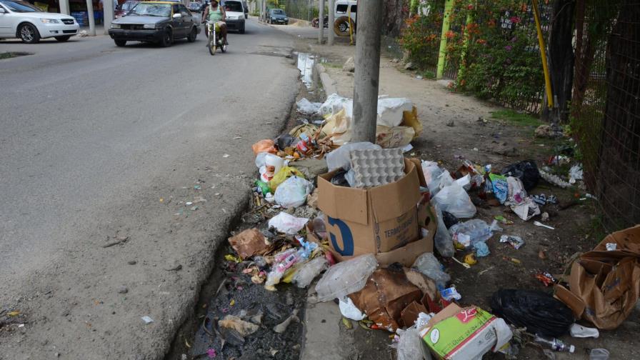 Arrojan basura en puntos de la carretera La Isabela, en Pantoja 