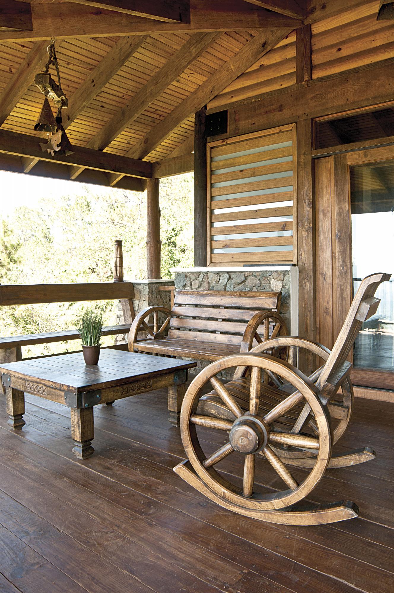 La tendencia rústica también se empodera de este dormitorio, donde reina lo étnico y lo campestre. Aquí impera la presencia de madera natural y la implementación de alfombras y telas de textura fuerte, con una marcada apariencia indio-americana.