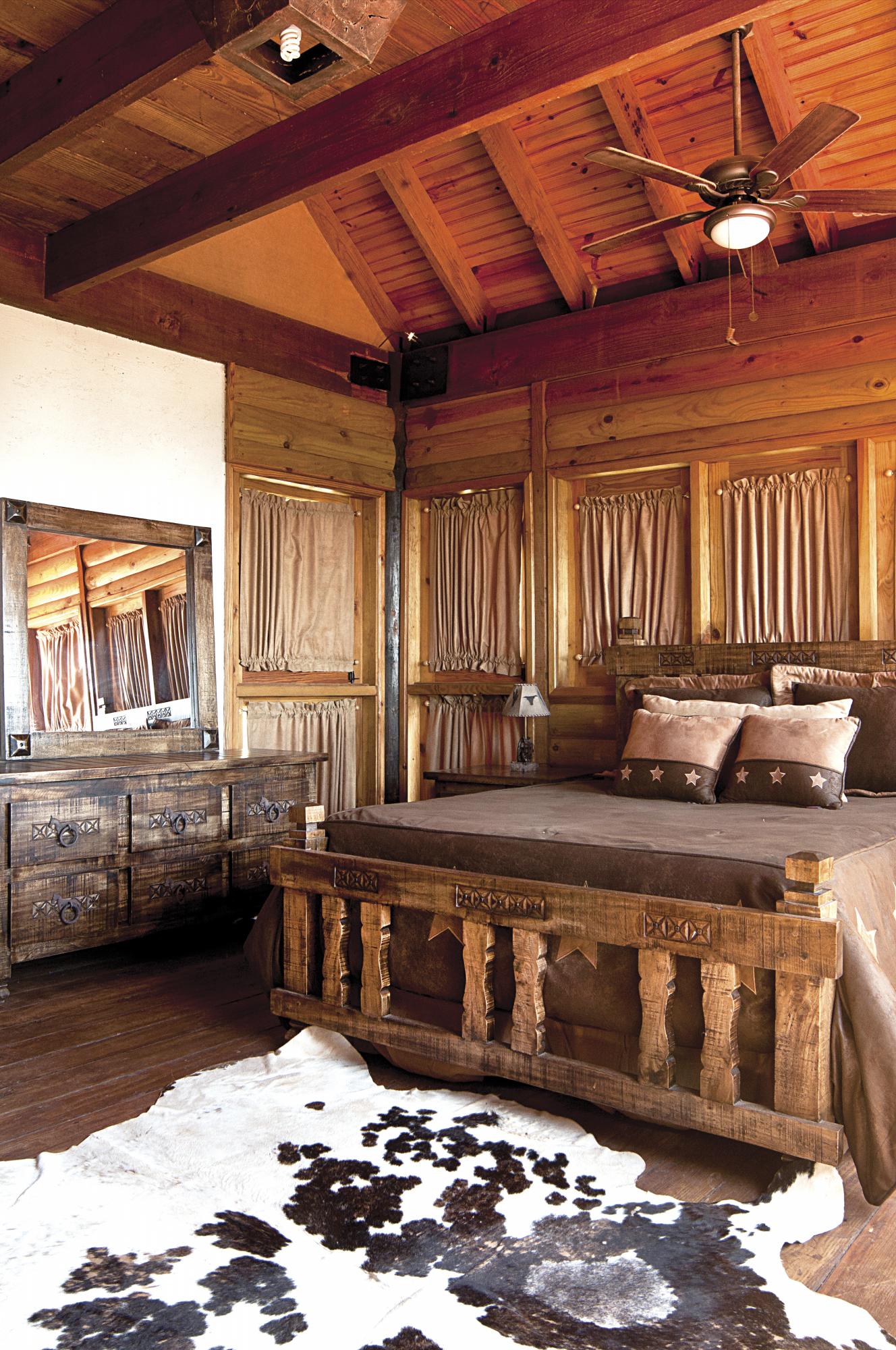 Aquí impera la presencia de madera natural y la implementación de alfombras y telas de textura fuerte, con una marcada apariencia indio-americana.