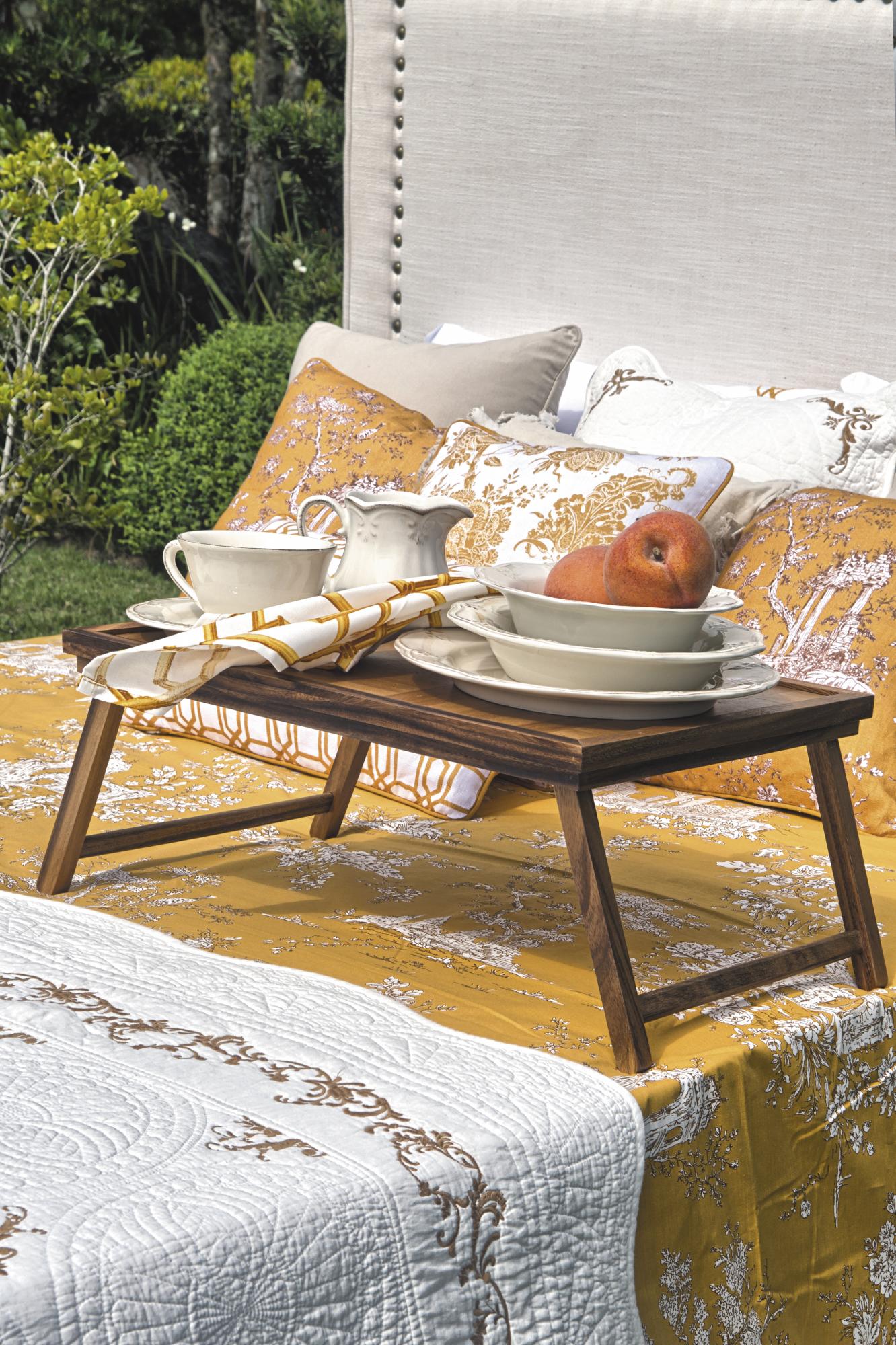 (Cama y mesa lateral: Arbaje Soni / Ropa de cama y vajilla: Zara Home / Jarrón y bandeja de desayuno: Casa Cuesta).