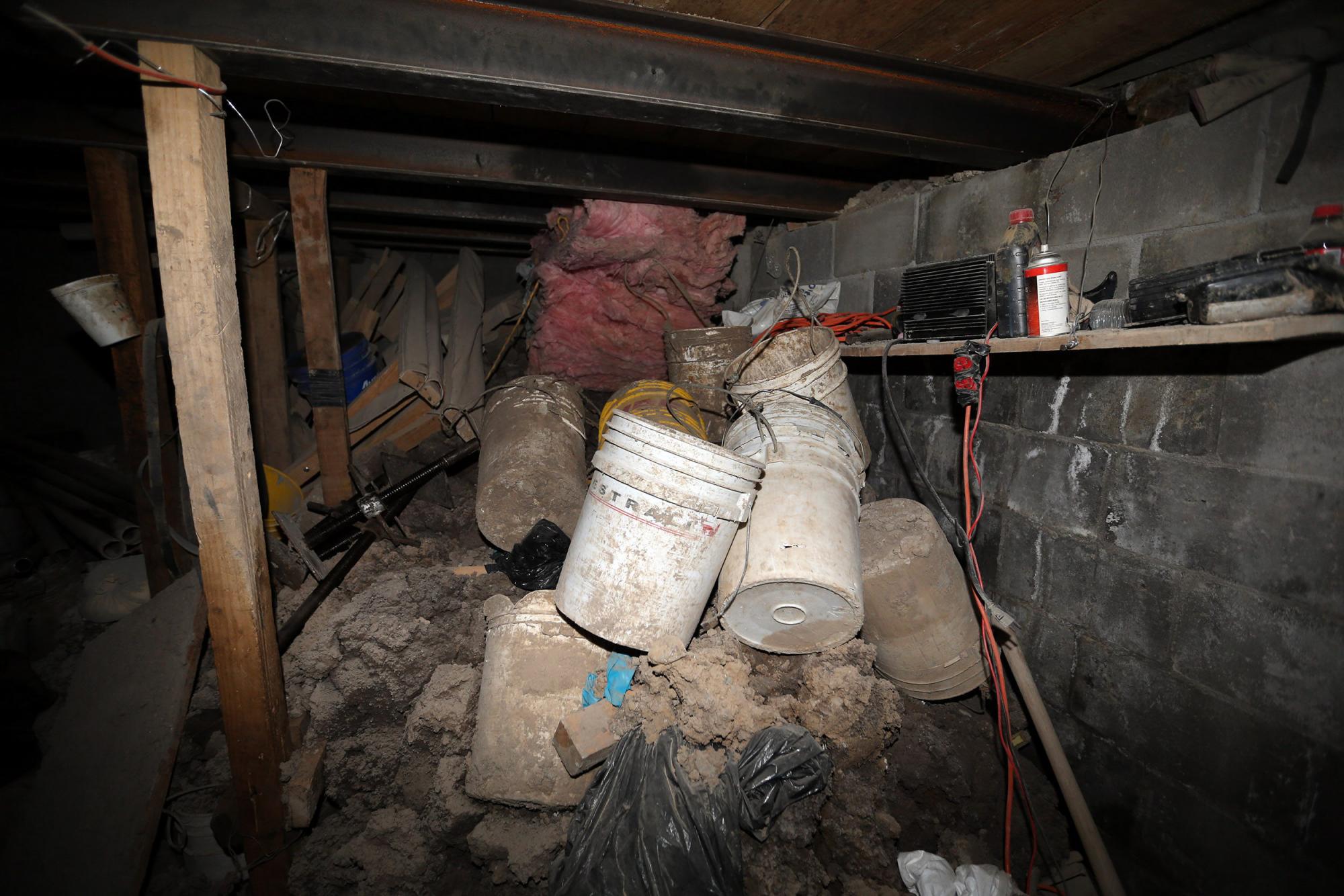 Materiales de desecho a la salida del túnel por donde el sábado pasado escapó El Chapo”. 