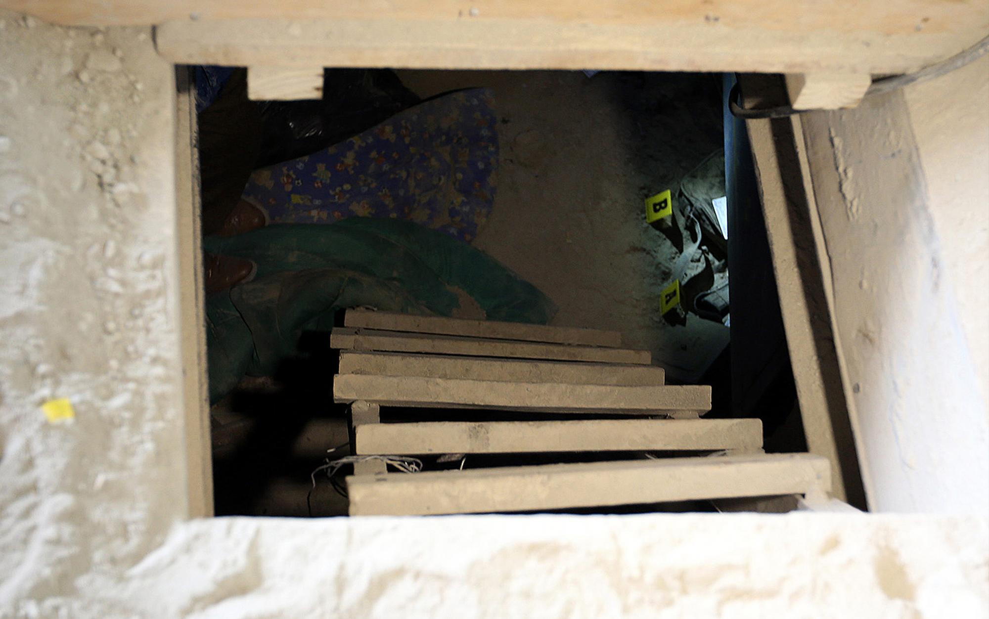 Salida del túnel de una rústica construcción. 