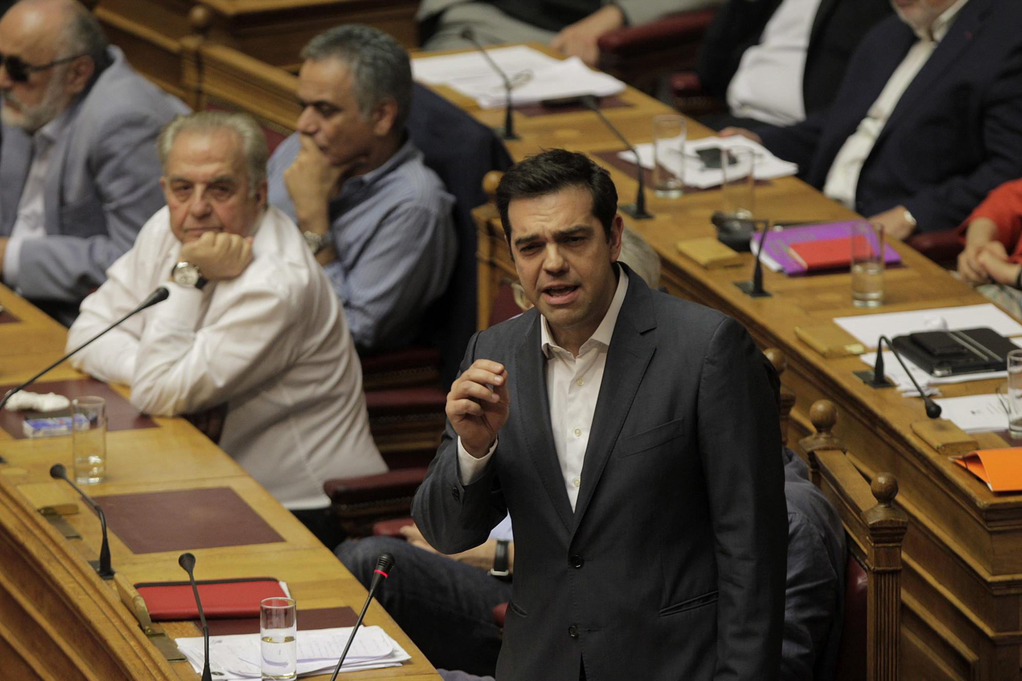 El primer ministro griego, Alexis Tsipras, asiste hoy, miércoles 15 de julio de 2015, a la sede del Parlamento, en Atenas (Grecia). Tsipras afirmó que tenía tres opciones en la negociación con los socios, aceptar el acuerdo actual, una quiebra desordenada del país o su salida de la eurozona.