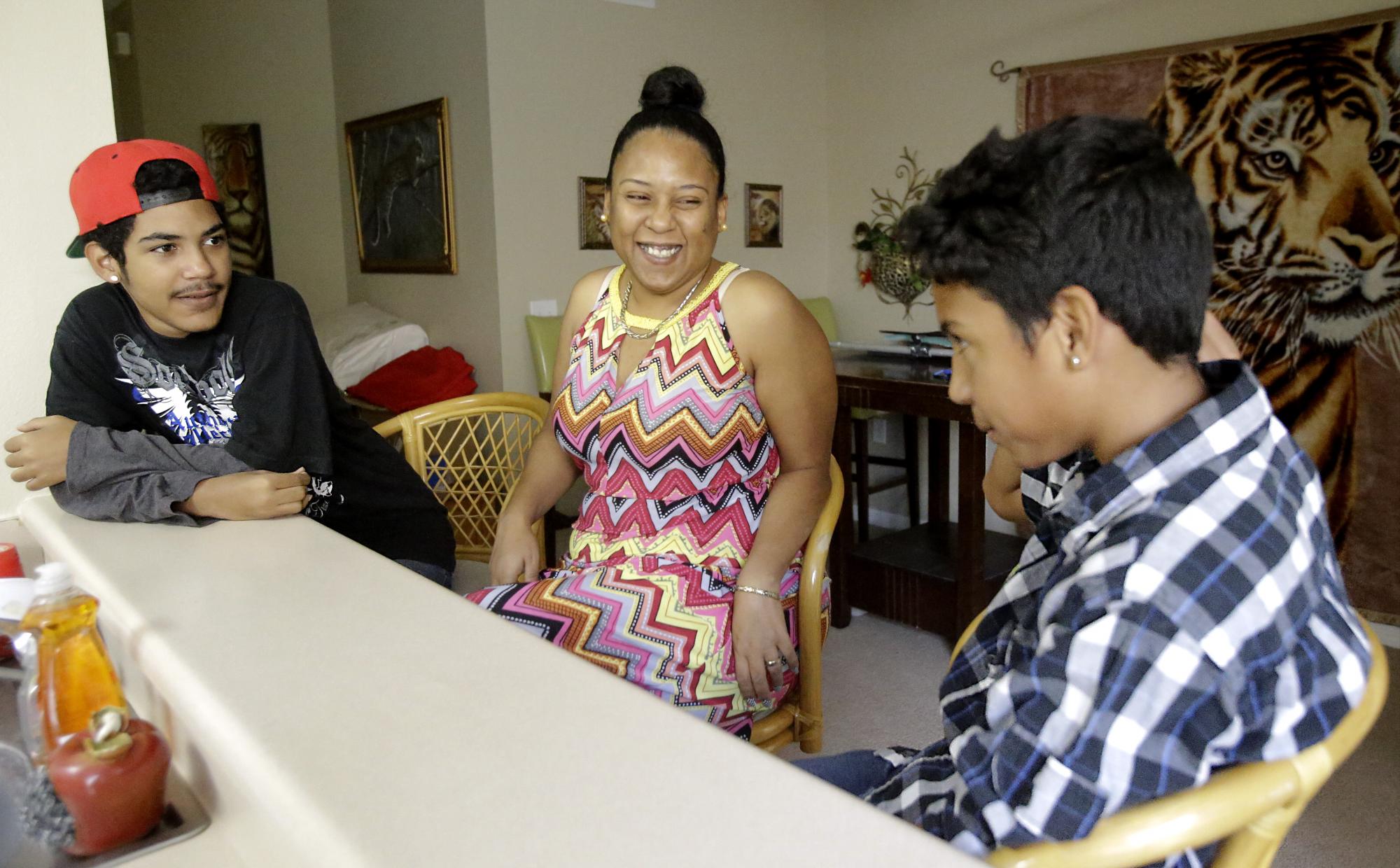 Abdiel, Mayra Ríos y Jonathan, en su hogar en Orlando.