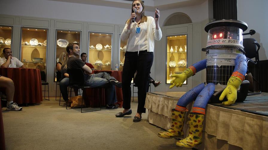 Robot que viaja de dedo comienza aventura por EEUU 