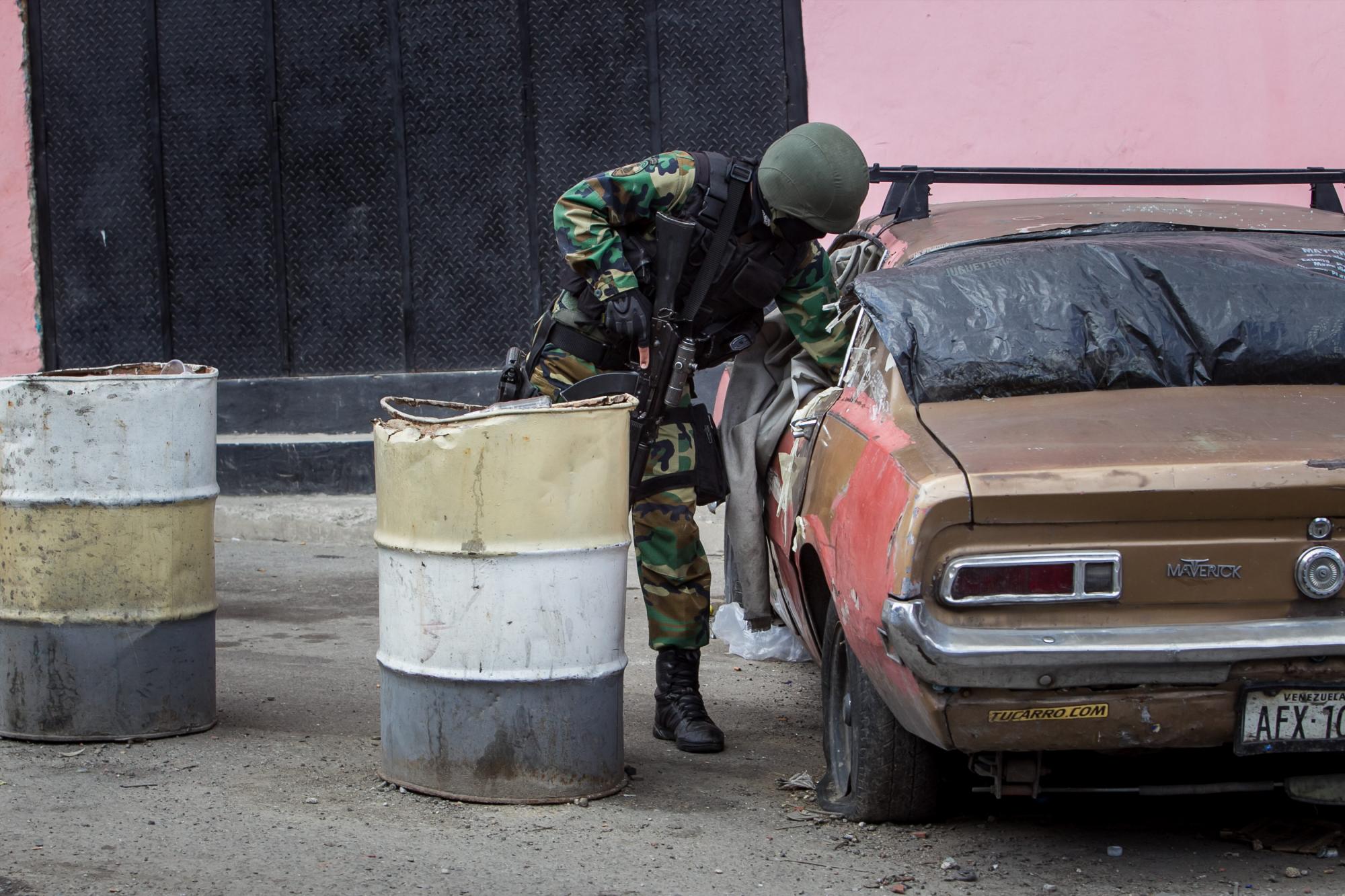 Miembros de la Guardia Nacional Bolivariana (GNB) participan en un operativo en el sector Cota 905, el lunes 13 de julio de 2015. La tasa de homicidios por cada 100.000 habitantes subió de 48 muertes en 2010 a 62 en 2014.