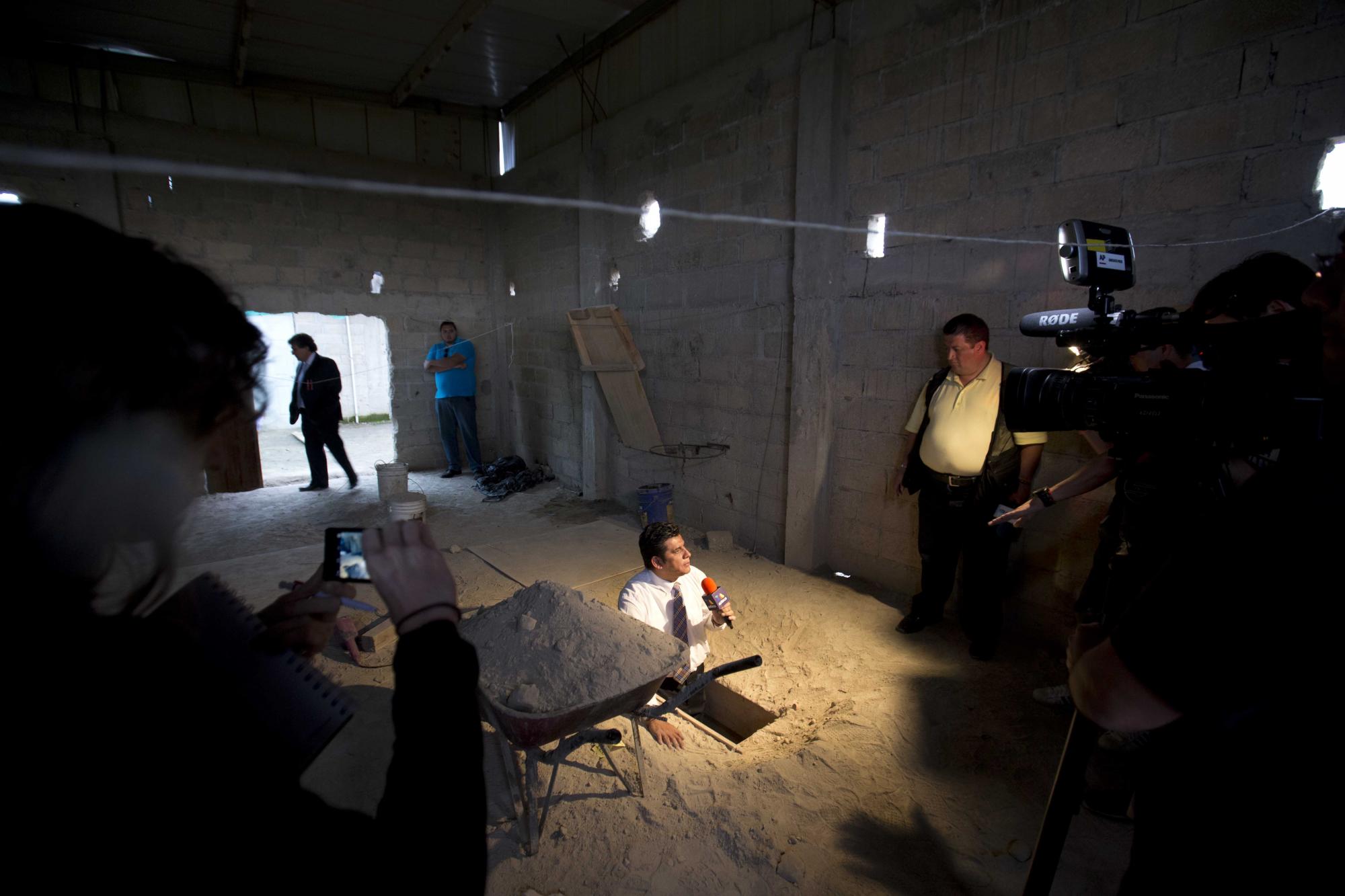En esta imagen del martes 14 de julio de 2015, un periodista informa desde la salida del túnel por el que, según las autoridades, escapó el capo de la droga Joaquín El Chapo Guzmán de la prisión de máxima seguridad de Altiplano, en Almoloya, al oeste de la ciudad de México.