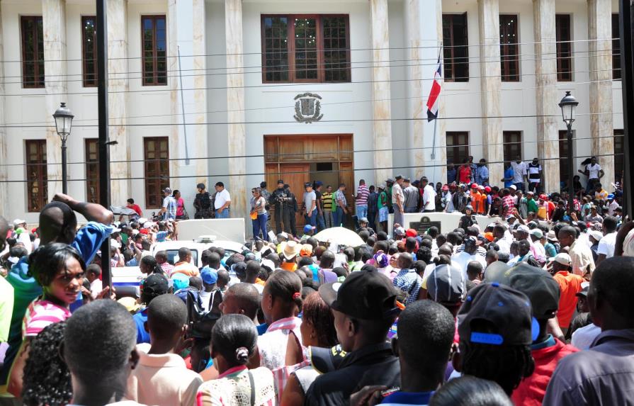 Miles de haitianos ocupan sede Gobernación de Santiago en reclamo de carnés