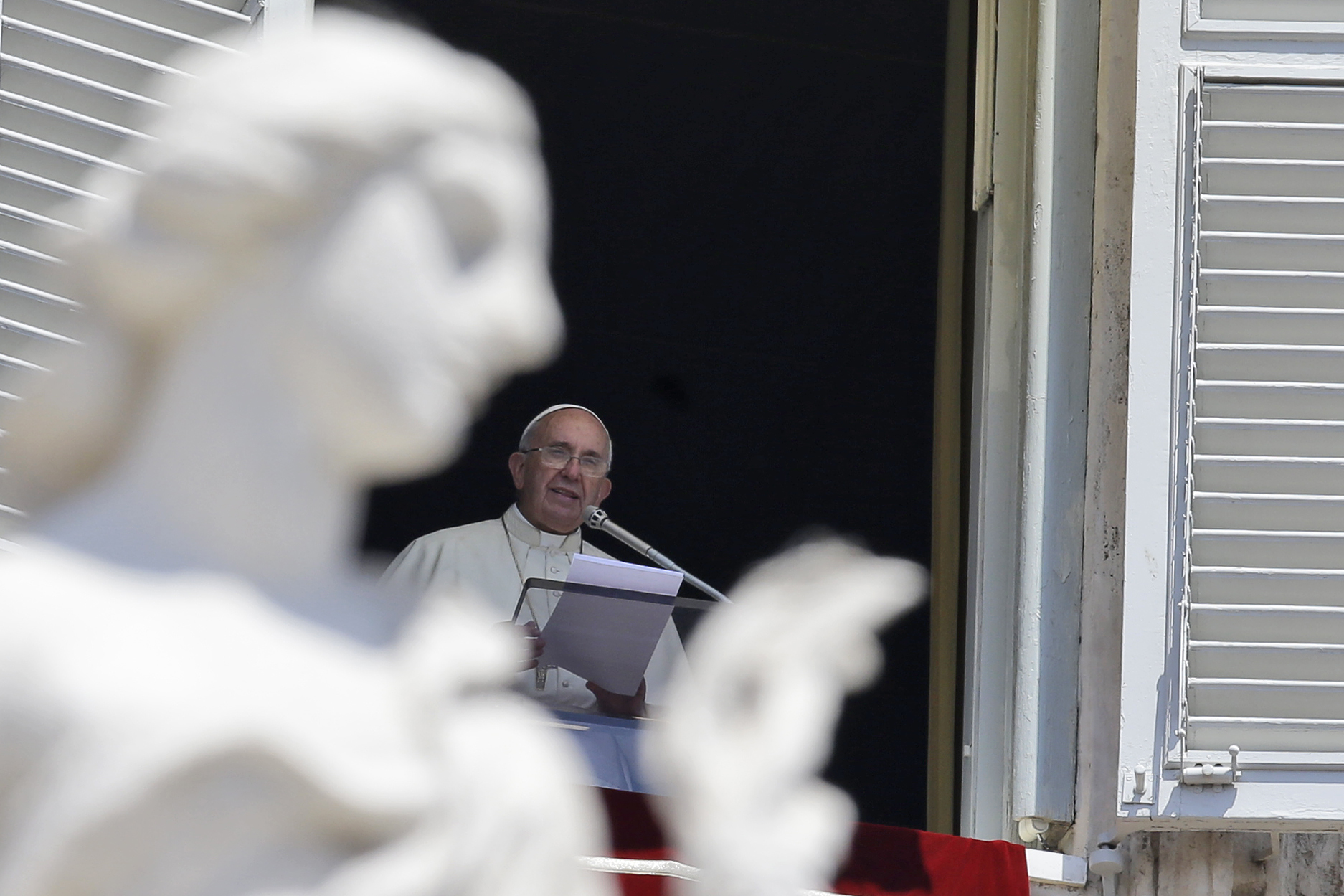 El papa Francisco pronuncia un mensaje en el Vaticano