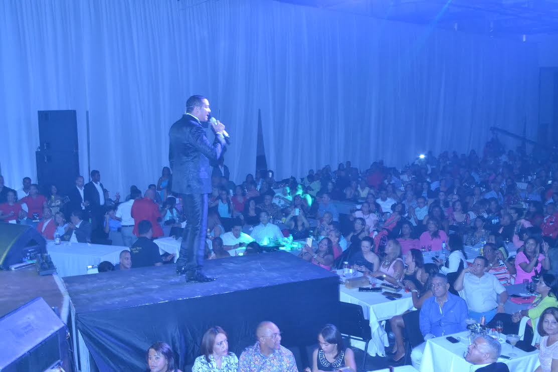 Parte del público que disfrutó la actuación del popular interprete de bachata