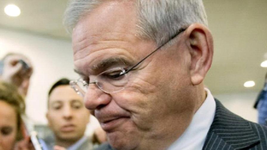 Abogados de Bob Menéndez someten moción para desestimar 22 cargos de corrupción  