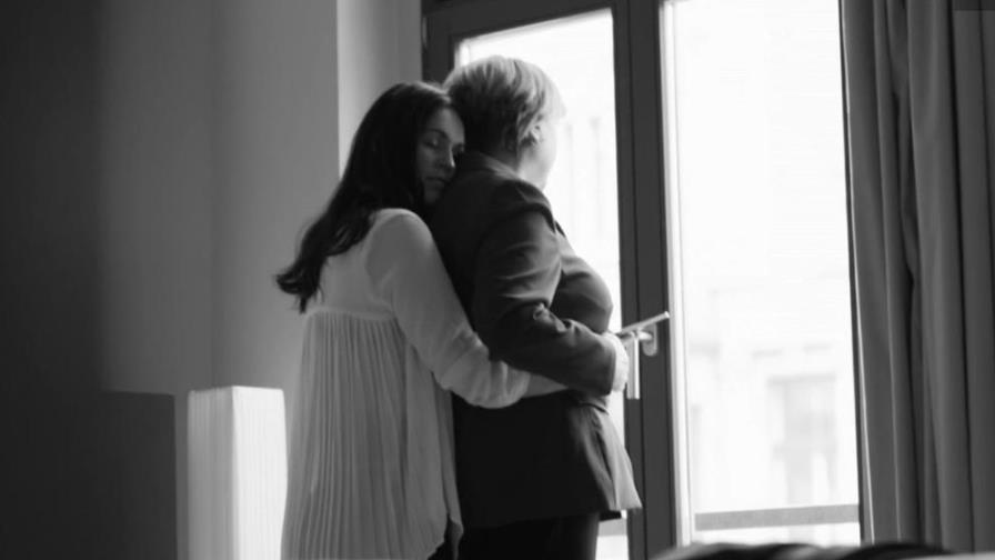  Un vídeo promocional de revista lesbiana hace furor con un montaje de Merkel