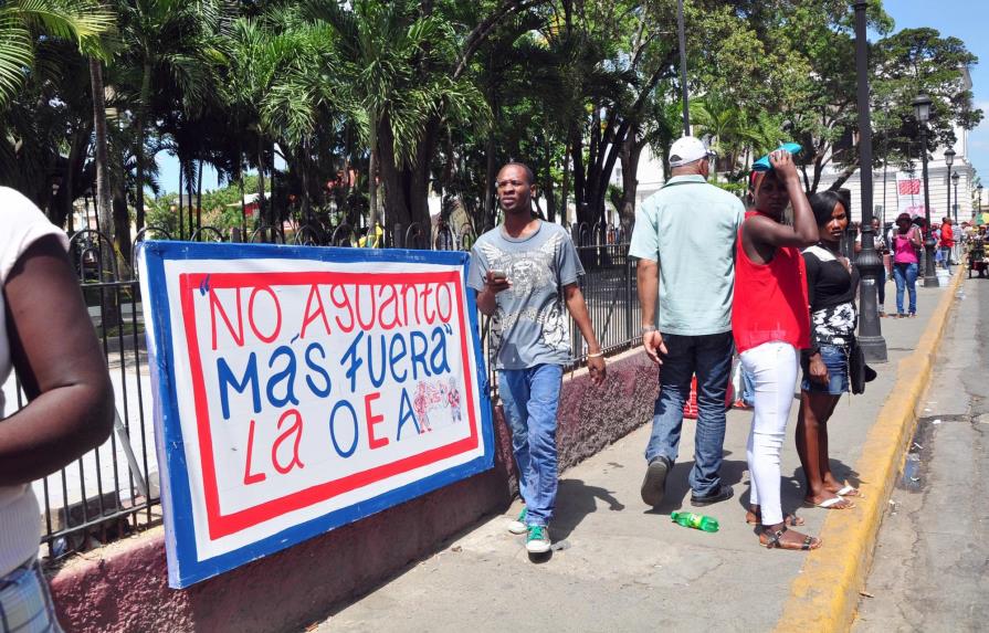 Colocan letreros en defensa de la nacionalidad en espacios públicos de Santiago