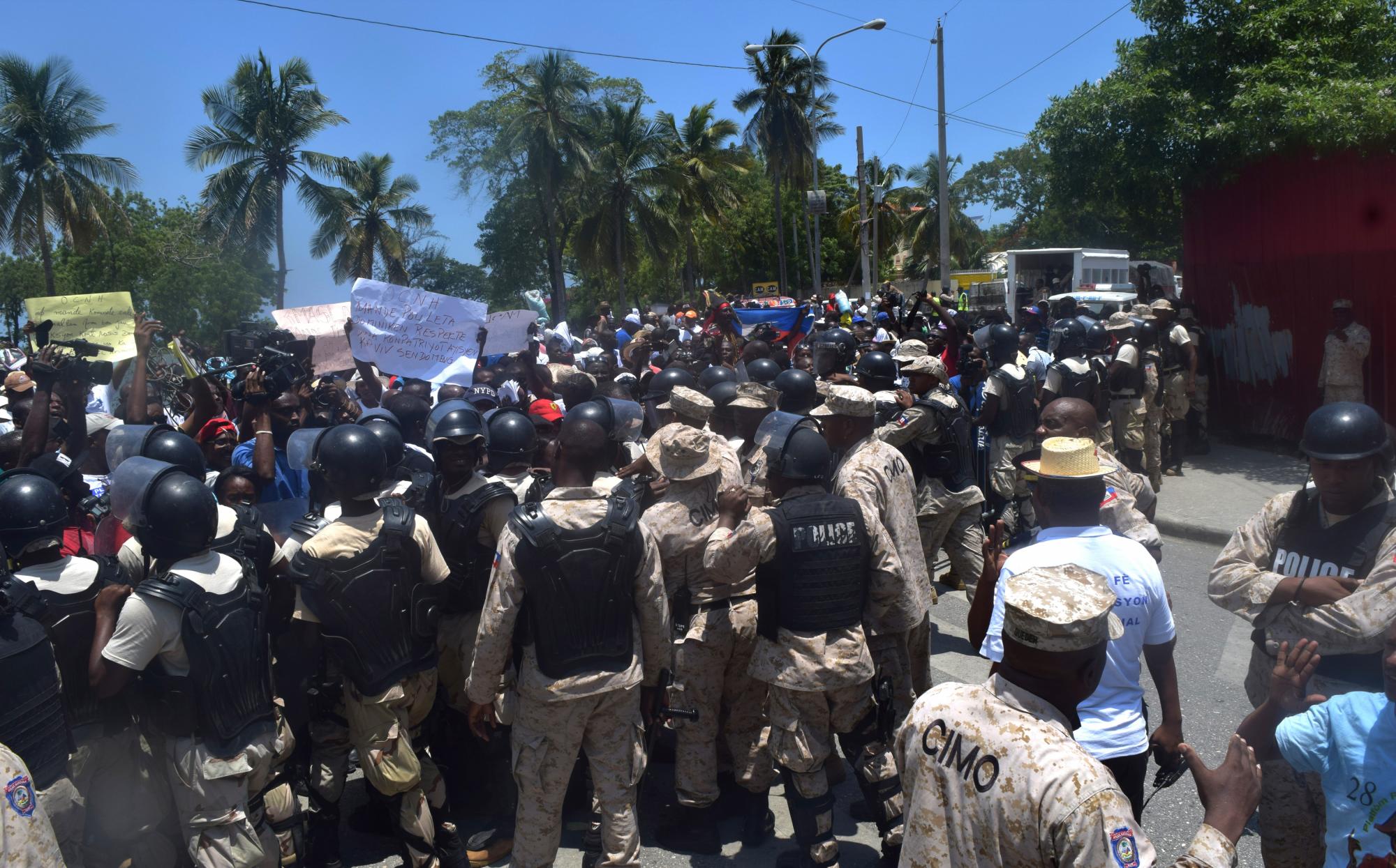 Un cordón policial controla a los manifestantes.