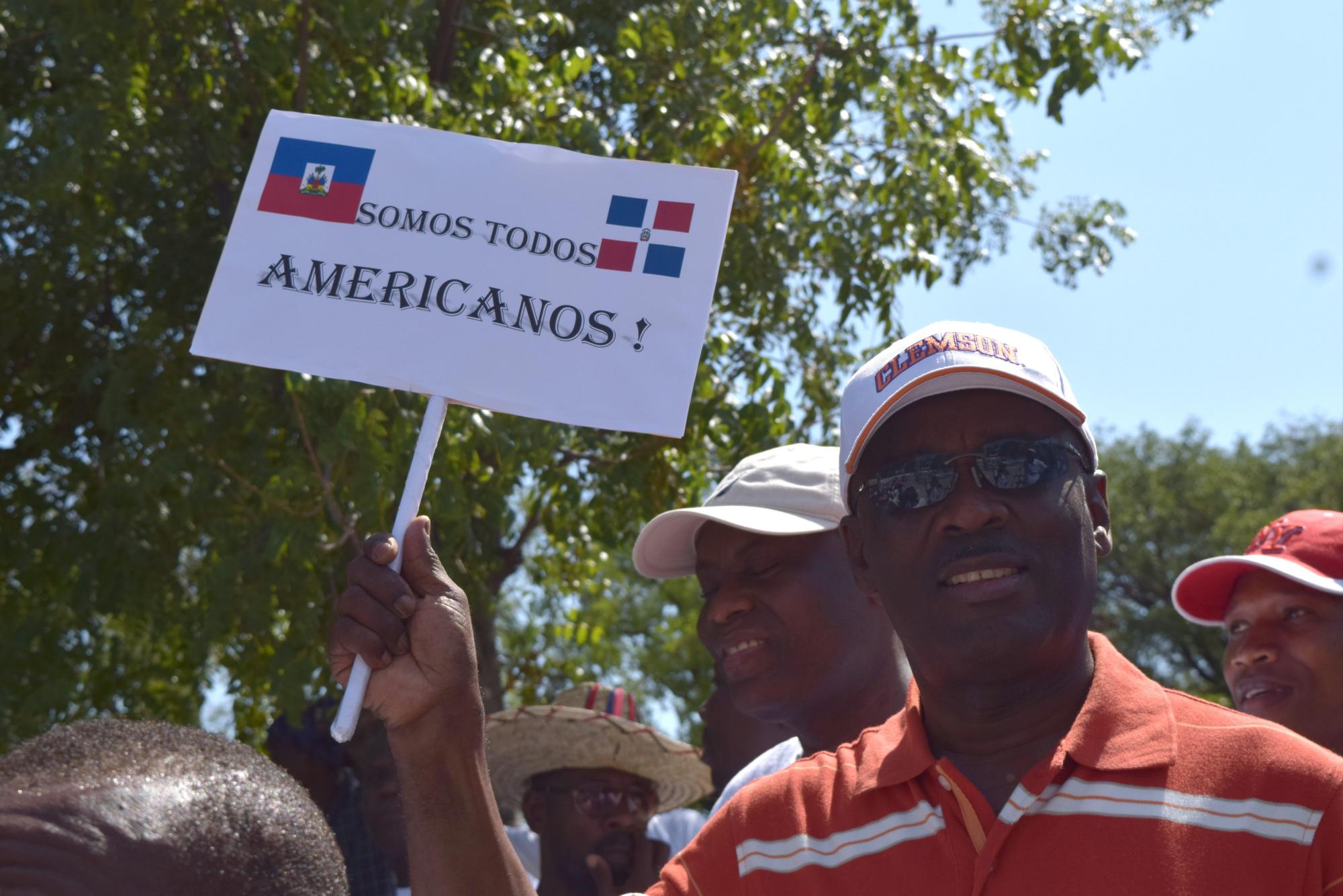 Manifestantes protestaron con carteles.