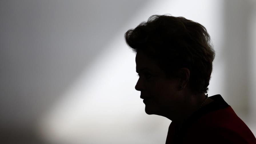 La corrupción y una economía en crisis derrumban apoyo a Rousseff al 7,7 %