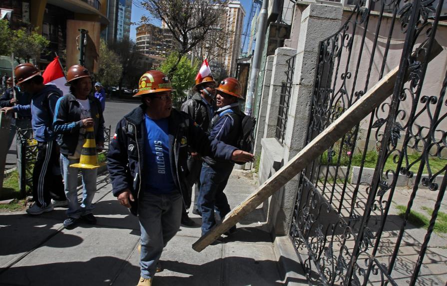 Mineros bolivianos lanzan dinamita contra edificio del Ministerio de Gobierno