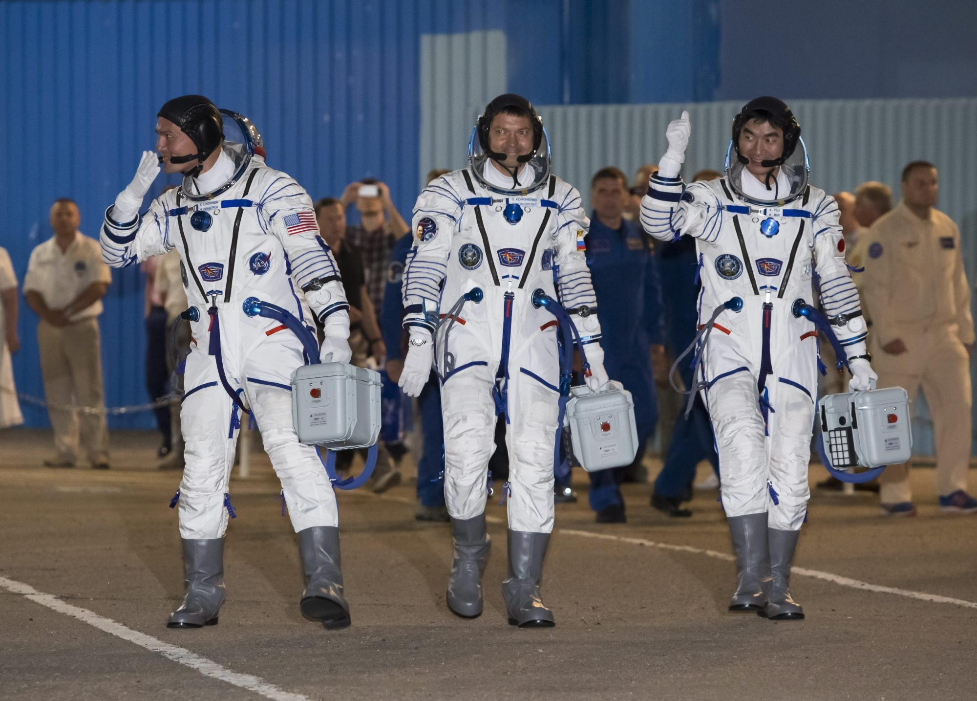 El astronauta de la NASA Kjell Lindgren (i), el astronauta japonés Kimiya Yui (d) y el cosmonauta ruso Oleg Kononenko (c), miembros de la tripulación 44/45 son vistos hoy, miércoles 22 de julio de 2015, durante la ceremonia antes del despegue del cohete Soyuz TMA-17M de la Estación Espacial ISS en Baikonur (Kazajistán). 