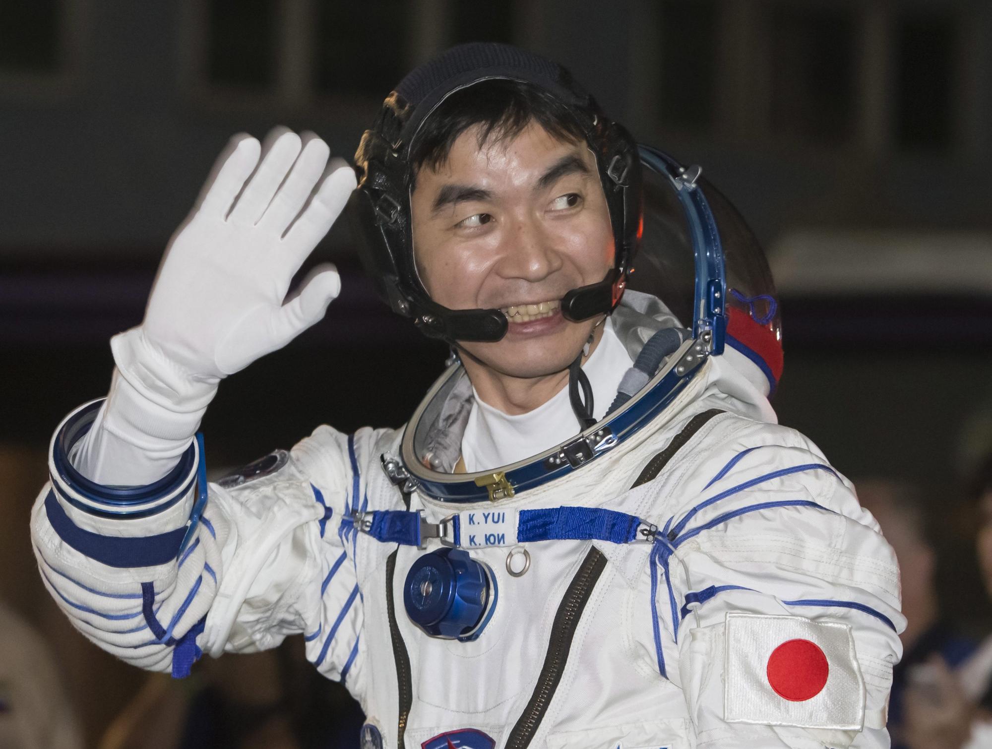 El astronauta japonés Kimiya Yui, miembro de la tripulación 44/45 es visto hoy, miércoles 22 de julio de 2015, durante la ceremonia antes del despegue del cohete Soyuz TMA-17M de la Estación Espacial ISS en Baikonur (Kazajistán).