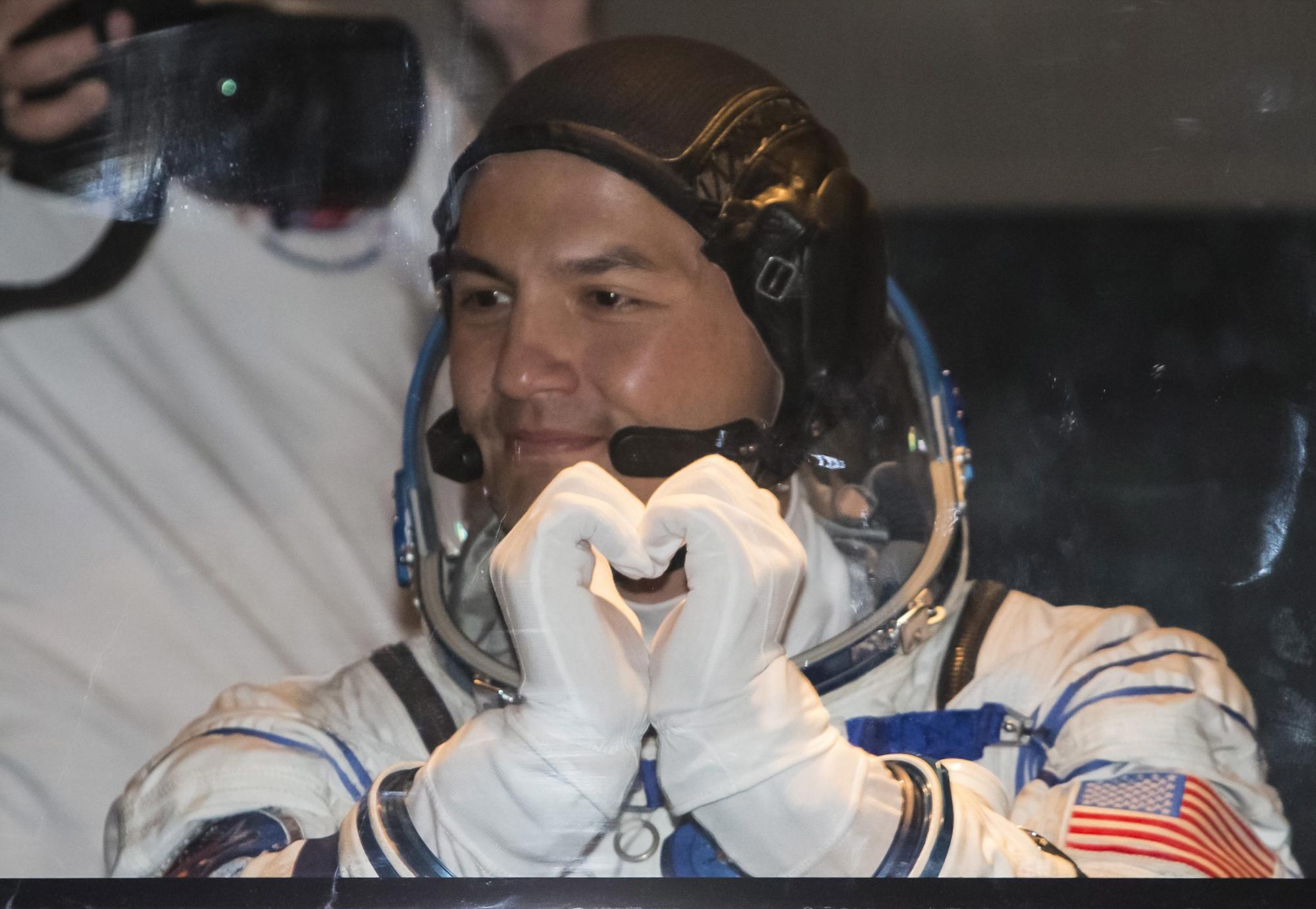 El astronauta de la NASA Kjell Lindgren, miembros de la tripulación 44/45 es visto hoy, miércoles 22 de julio de 2015, durante la ceremonia antes del despegue del cohete Soyuz TMA-17M de la Estación Espacial ISS en Baikonur (Kazajistán).