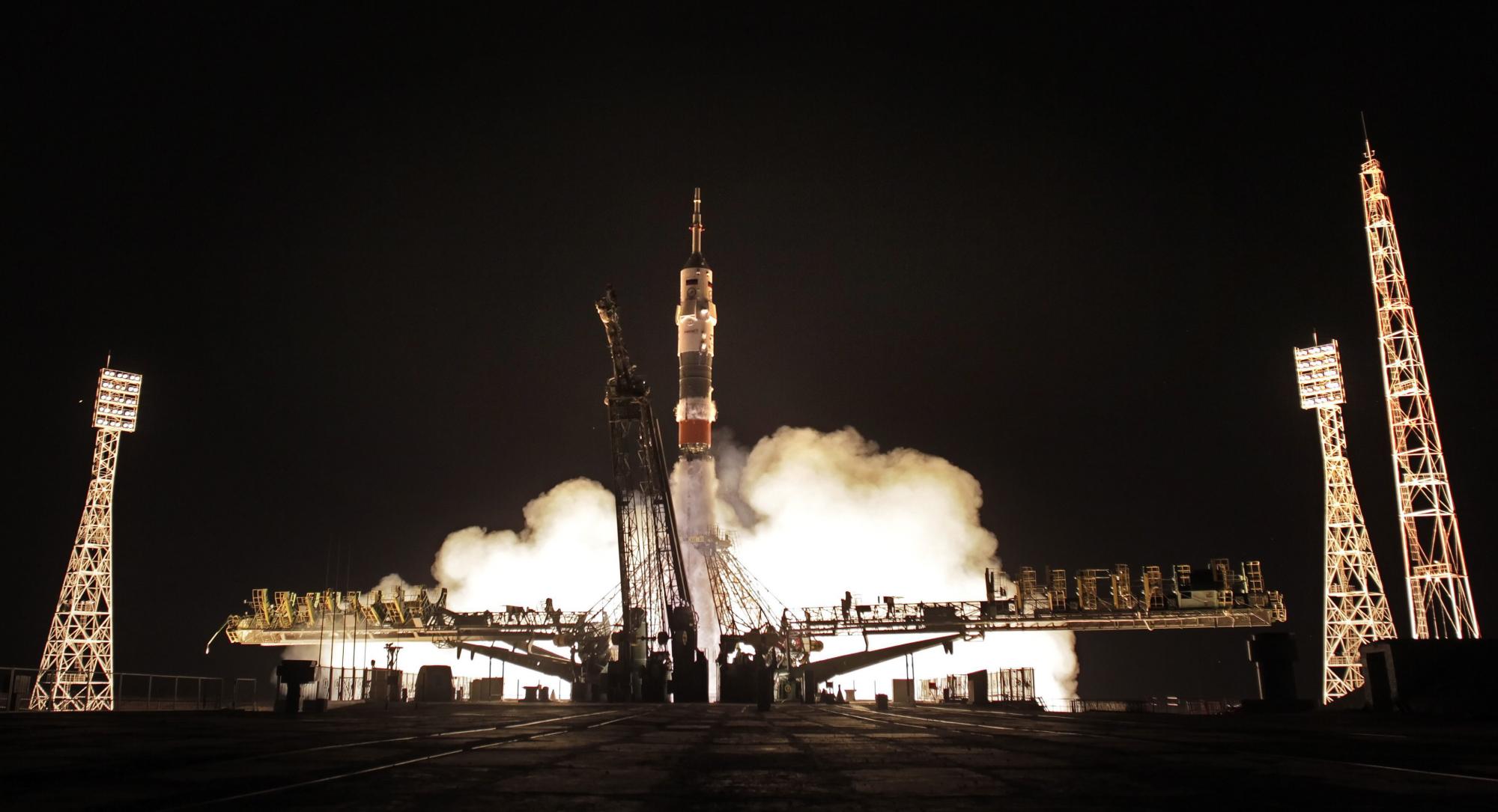 El cohete Soyuz TMA-17M es visto hoy, miércoles 22 de julio de 2015, durante el despegue de la expedición de la NASA 44/45 con el astronauta Kjell Lindgren, el astronauta japonés Kimiya Yui y el cosmonauta ruso Oleg Kononenko ka Estación Especial Internacional en en Baikonur (Kazajistán).