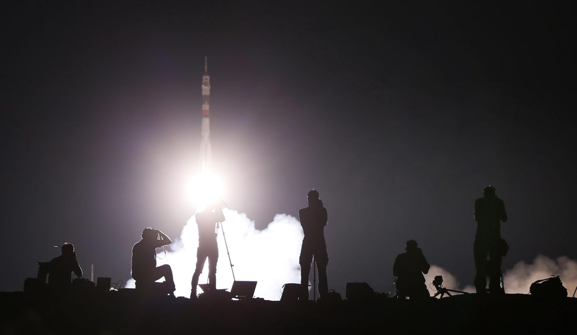 Imagen donde se ven siluetas de fotógrafos durante el despegue del cohete Soyuz TMA-17M hacia la Estación Espacial Internacional (ISS) hoy, miércoles 22 de julio de 2015, en el cosmódromo de Baikonur (Kasajistán). El Soyuz llega a los integrantes del grupo principal de la expedición 44/45 a la Estación Espacial Internacional (ISS), el astronauta de la NASA Kjell Lindgren, el astronauta japonés Kimiya Yui y el cosmonauta ruso Oleg Kononenko.