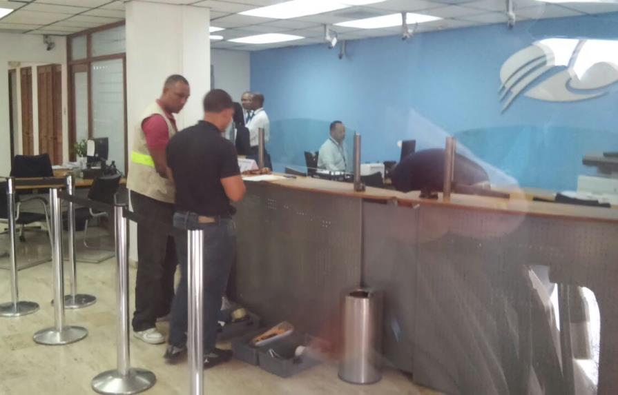 Tres hombres asaltan sucursal bancaria en el Ensanche Ozama