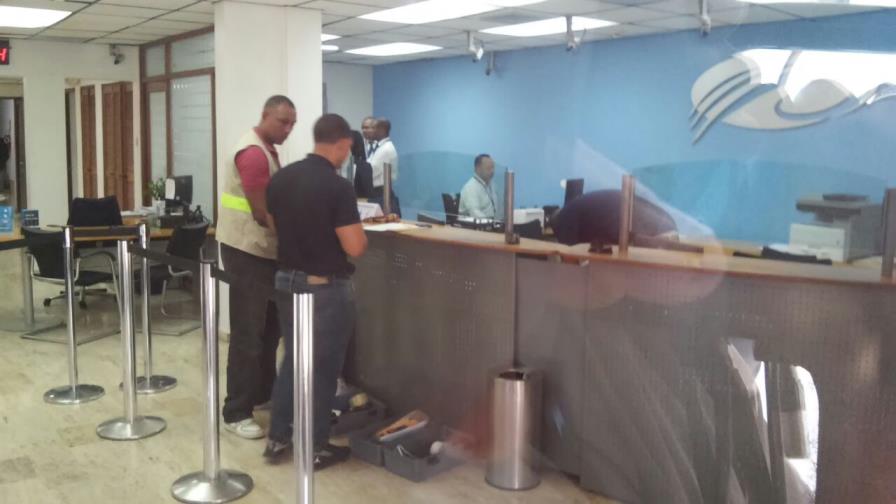 Tres hombres asaltan sucursal bancaria en el Ensanche Ozama