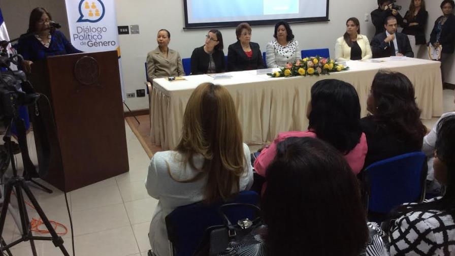 Critican baja participación de la mujer en la carrera política