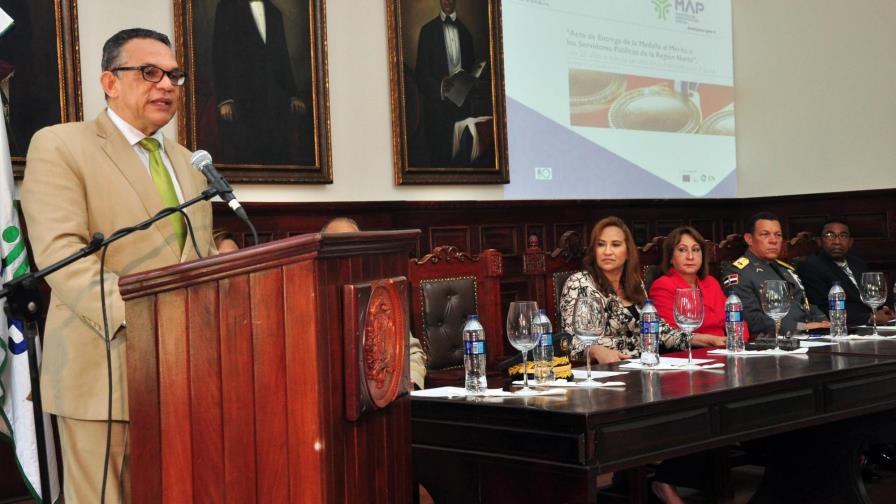 Entregan medalla al mérito a 137 servidores públicos