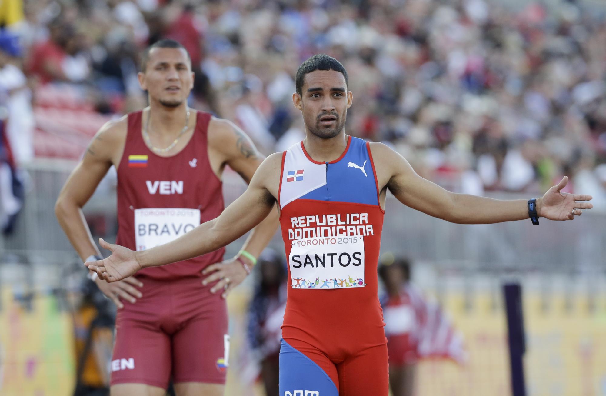 La velocidad promedio de Luguelin Santos fue de 32 kilómetros por hora al calcular la distancia recorrida en el tiempo realizado.