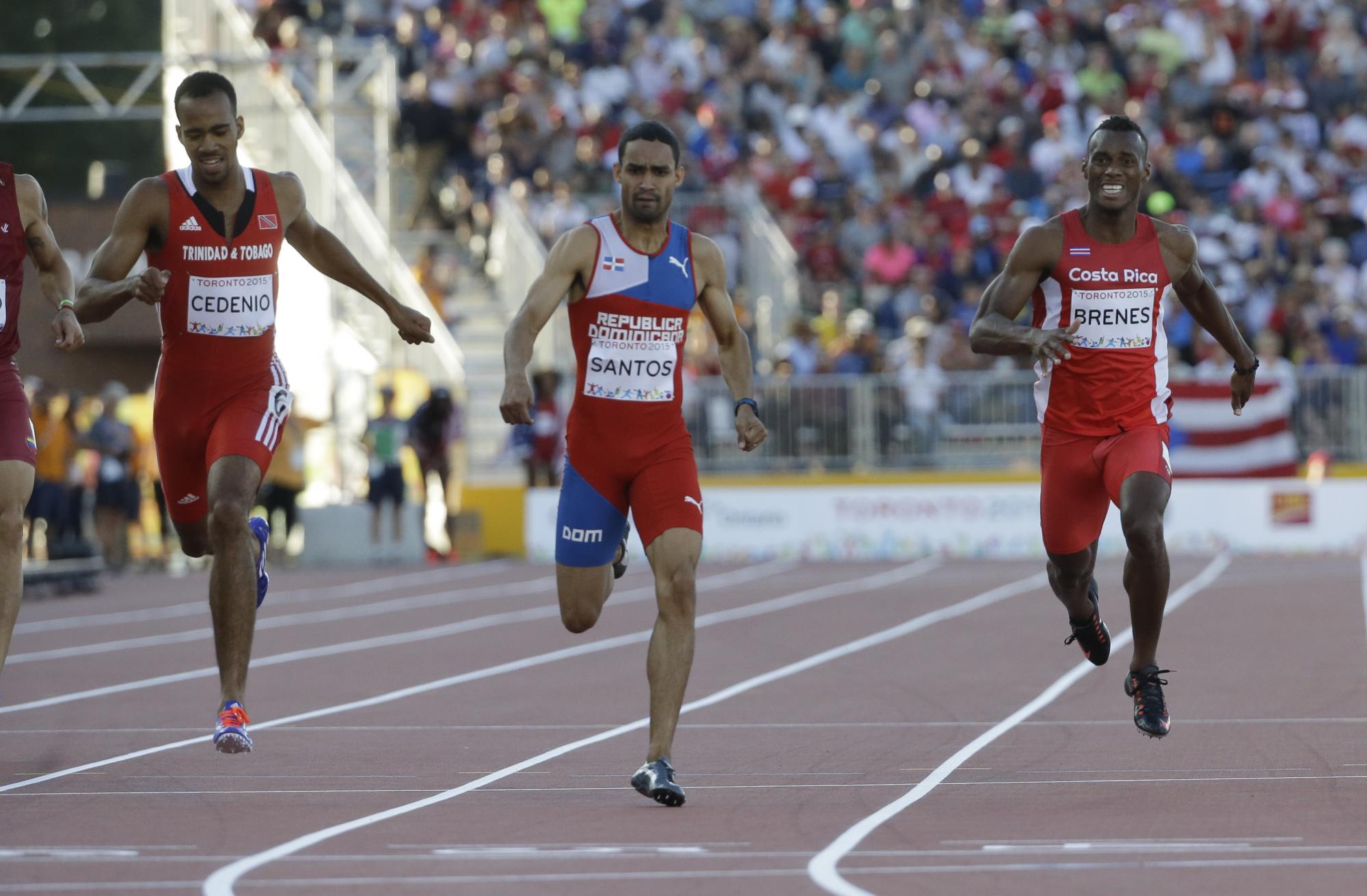 Luguelin Santos llega a la meta con marca de 44.56 segundos en los 400 metros planos.