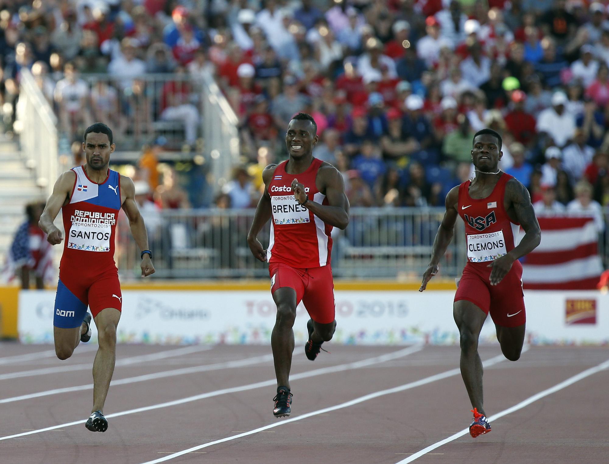 Izquierda a derecha los atletas Luguelín Santos, de República Dominicana; Nery Brenes, de Costa Rica y Kyle Clemons de Estados Unidos, compiten en la carrera de atletismo 400 metros hoy, jueves 23 de julio, en los Juegos Panamericanos 2015, que se celebran en Toronto (Canadá).