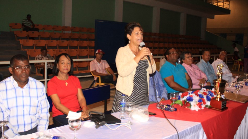 Bertilia Fernández, alcaldesa de Sabana Grande de Boyá, habla en la apertura del torneo