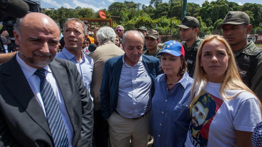 Impiden visita de delegación internacional de senadores a Leopoldo López Impiden visita de delegación internacional de senadores a Leopoldo López