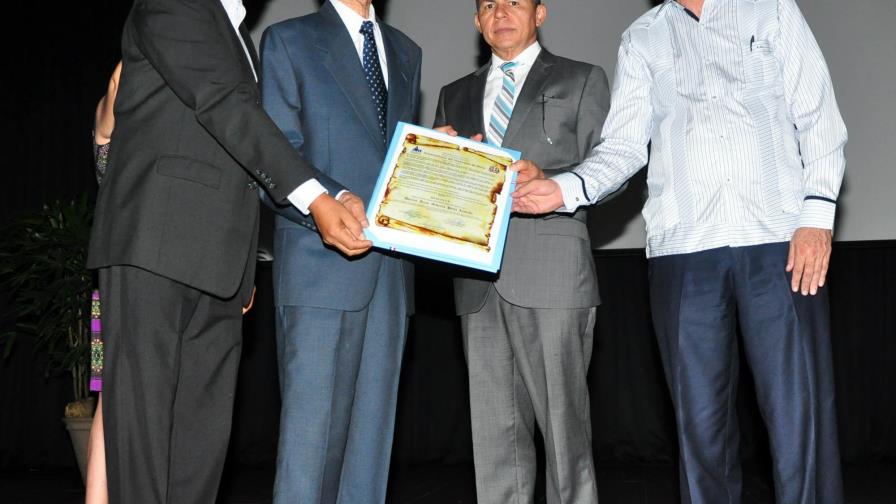 Reconocimiento al poeta Juan Alberto Peña Lebrón en Moca Reconocimiento al poeta Juan Alberto Peña Lebrón en Moca