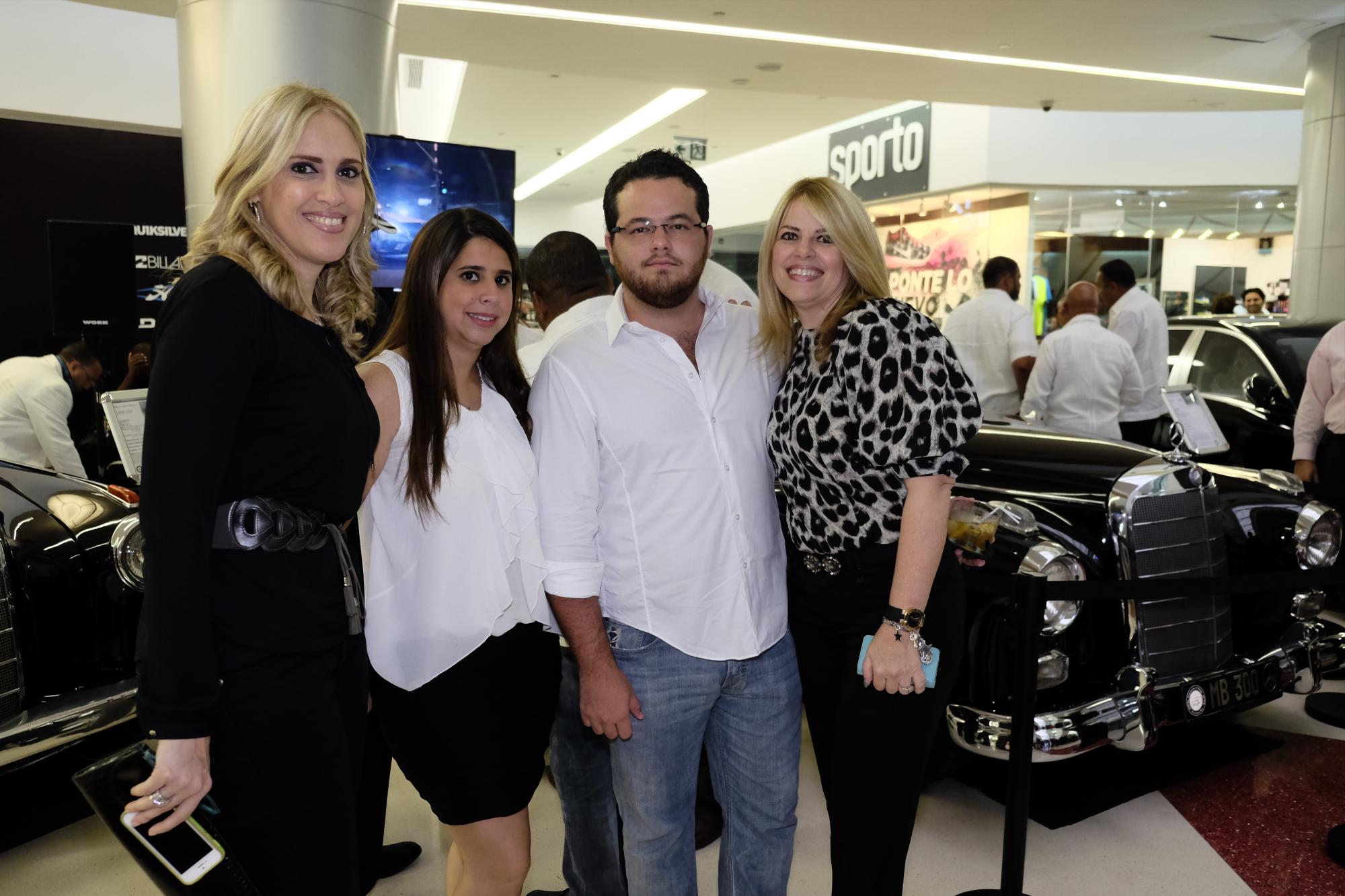 Marta de Cabrera, Rafael Cabrera, Milagros Hoffiz y Gloria de Vilorio.