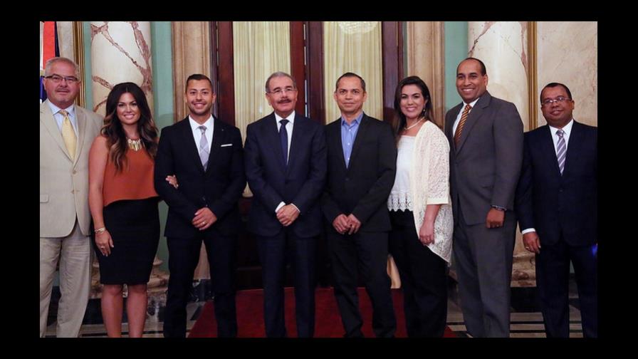 Danilo Medina recibe a un grupo de misioneros de “Una nación, un día”