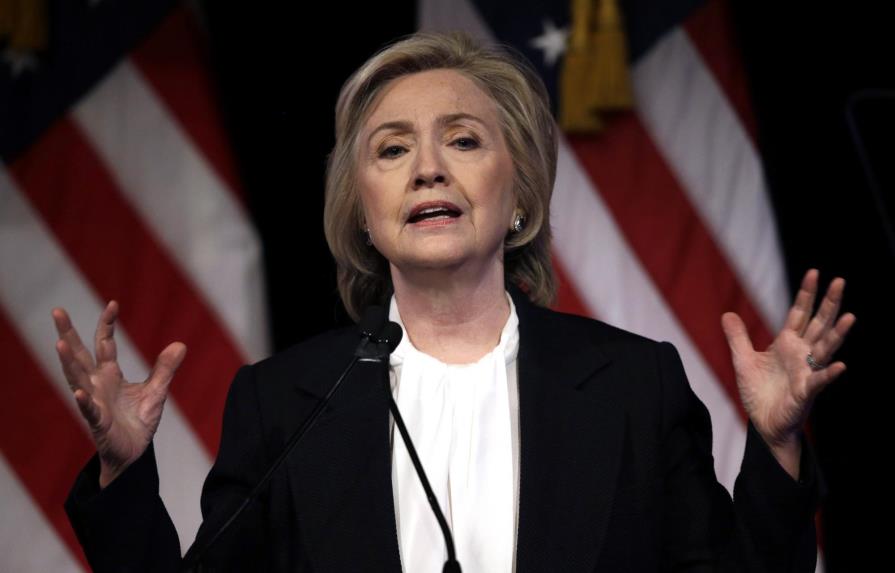 Clinton dice que responderá las preguntas sobre sus correos ante el Congreso