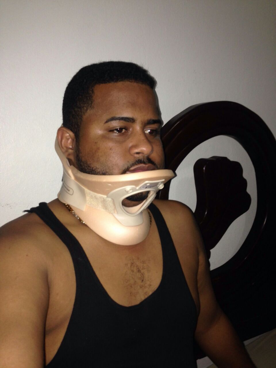 Fotografía suministrada por el presentador de televisión Harinson de Mora de la supuesta golpiza que le habrían dado los agentes de seguridad de Mozart La Para.