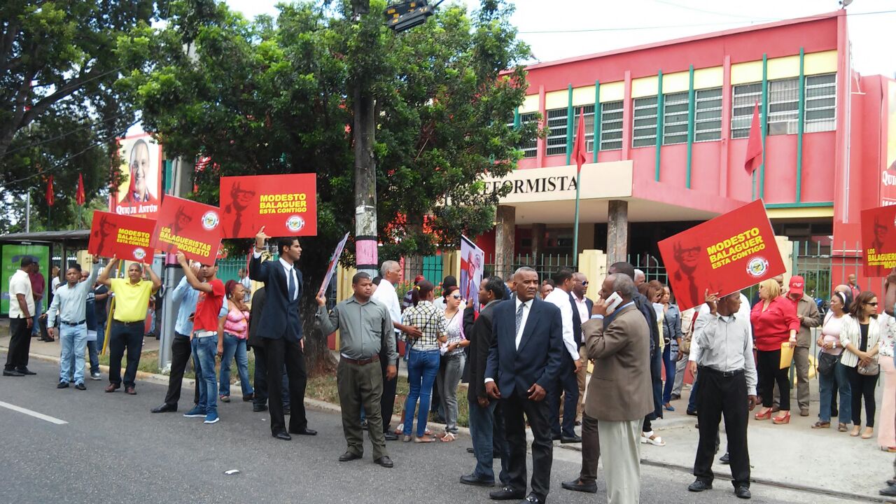 Un grupo de simpatizantes recibieron a Modesto Guzmán y Alexandra Izquierdo y calificaron de injusta la propuesta de expulsión en contra de los dirigentes reformistas.