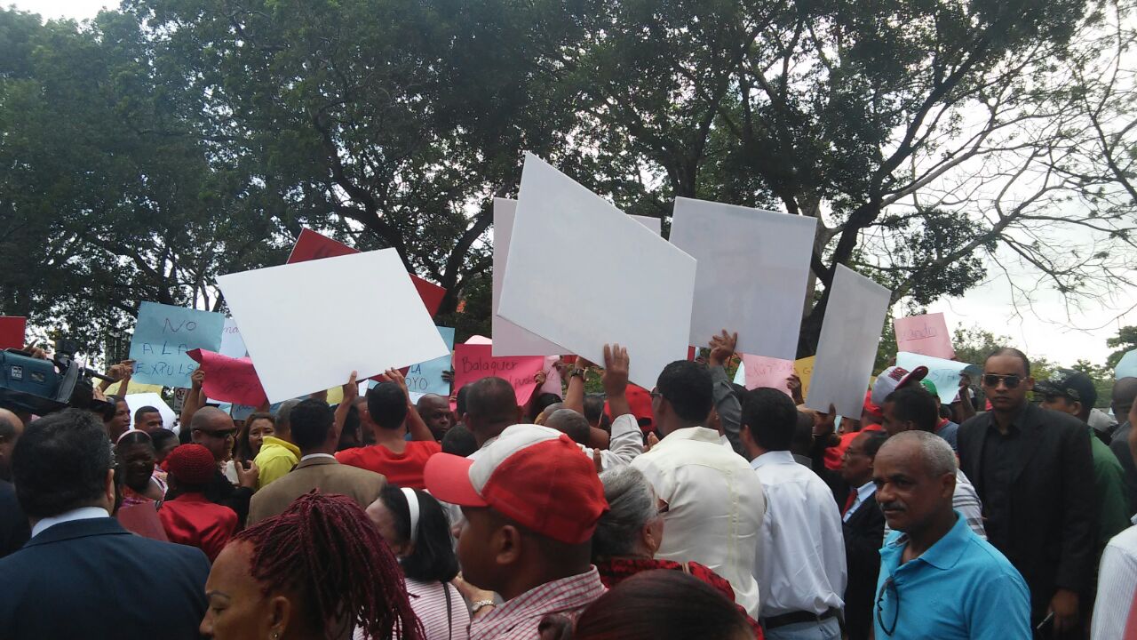 Un grupo de simpatizantes recibieron a Modesto Guzmán y Alexandra Izquierdo y calificaron de injusta la propuesta de expulsión en contra de los dirigentes reformistas.