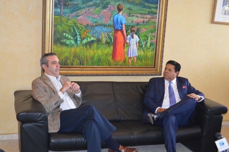 Abinader visita a Frank Jorge Elías y califica de “torpe” política migratoria 