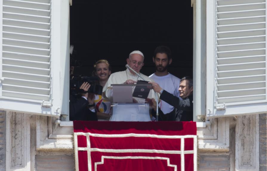 Papa usa tableta para inscribirse a Jornada de la Juventud 